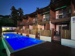 Piscine extérieure, accès possible de 7 h à 22 h, parasols