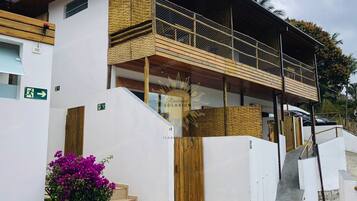 Piscina all'aperto, ombrelloni da piscina, lettini