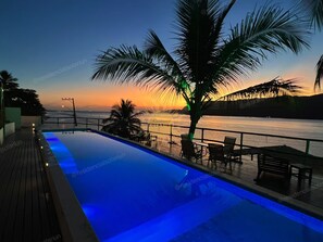 Piscine extérieure, accès possible de 7 h à 22 h, parasols