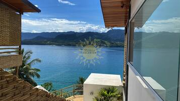 Una piscina al aire libre (de 07:00 a 22:00), sombrillas, tumbonas