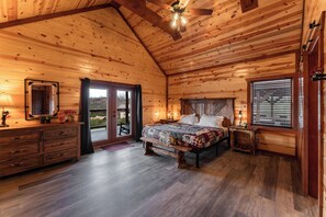 8 soverom, strykejern/-brett, reiseseng for barn og wi-fi (inkludert)