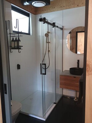 Unclassified image, 4 of 12, button - Cozy studio with trendy design, fully equipped kitchen, & modern bathroom. (Croydon Park)