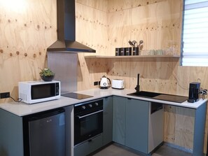 Unclassified image, 5 of 12, button - Cozy studio with trendy design, fully equipped kitchen, & modern bathroom.  (Croydon Park)