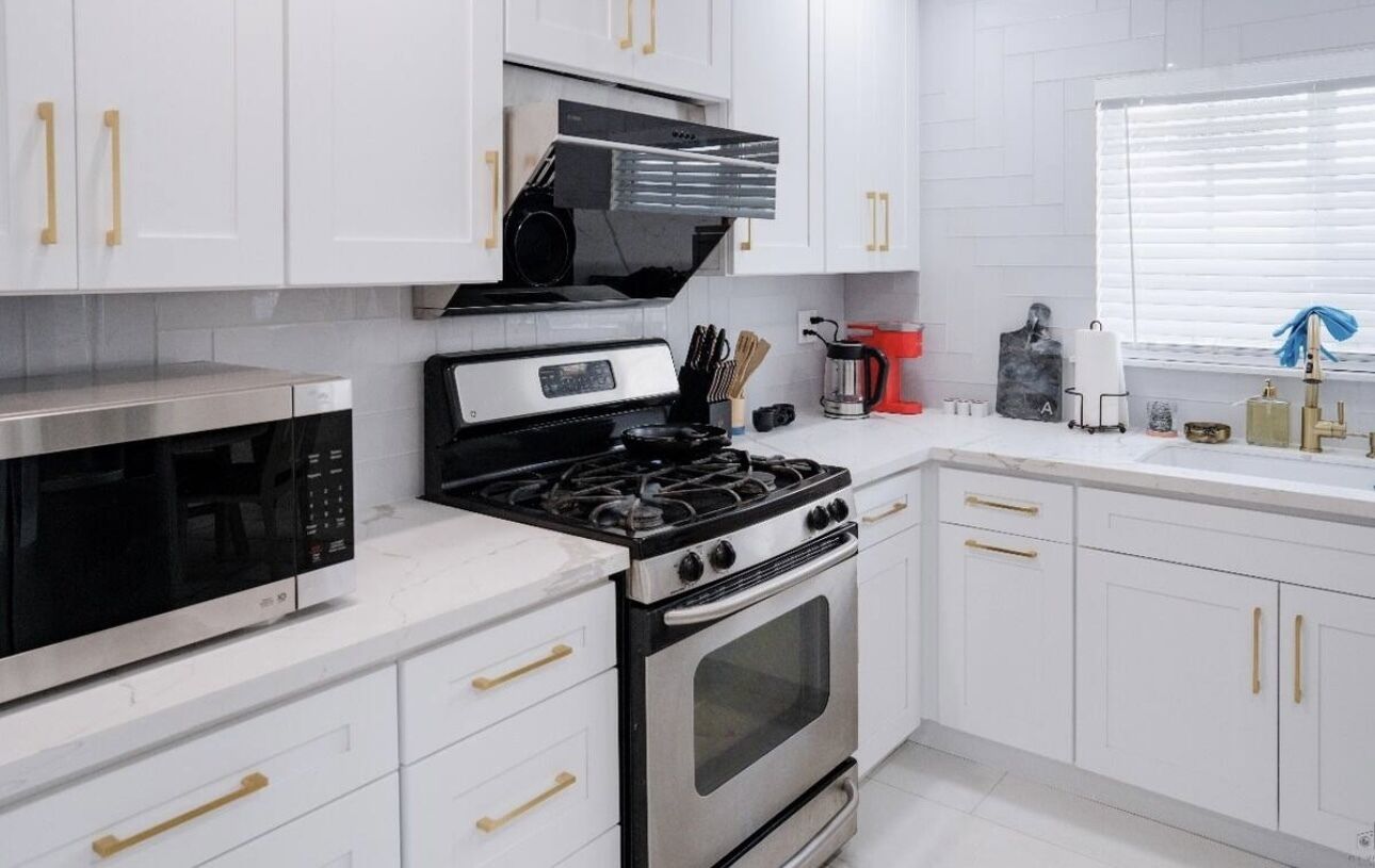 Réfrigérateur, four à micro-ondes, un four, surface de cuisson