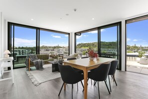 Appartement Penthouse Prestige | Aire de séjour | Téléviseur à écran plat