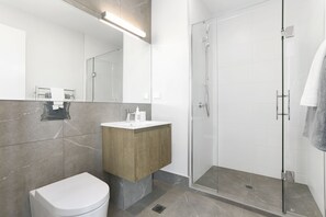 Penthouse Premium | Badrum | Dusch och handdukar