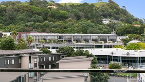 Un bâtiment moderne à plusieurs étages, doté de grandes fenêtres et d’un toit plat.