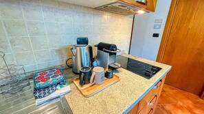 Refrigerador, parrilla de estufa, cafetera y tetera y tetera eléctrica 