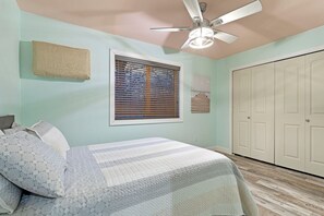 2 bedrooms, iron/ironing board, WiFi, bed sheets - Cozy one level - open floor plan, split bedrooms, in-floor heat, wood stove (Mora)