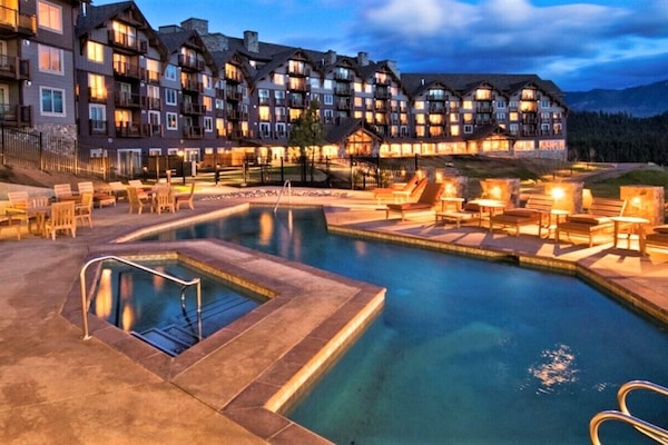 Una piscina al aire libre, una piscina climatizada