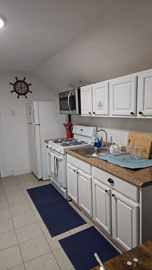 Réfrigérateur, four à micro-ondes, un four, cafetière-théière