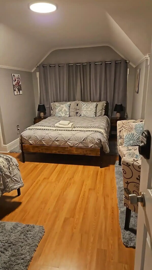 3 habitaciones, tabla de planchar con plancha, wifi y ropa de cama 