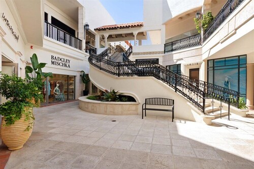 3/2 Ocean Breeze Escape Located on Palm Beach Island