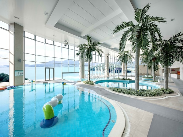 Piscine couverte, piscine extérieure (ouverte en saison)