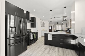 Fridge, microwave, oven, stovetop - 🏡FREE Coffee - FAST Wi-fi — 🌞 ¡Mi Cantón! (Fort Wayne)