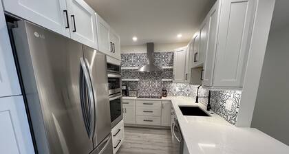 Stunning newly renovated 2br 2ba condo just 5 minutes from the beach