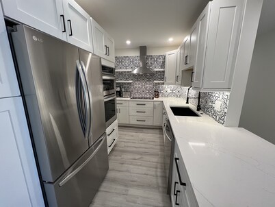 Stunning newly renovated 2br 2ba condo just 5 minutes from the beach