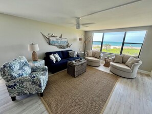 Smart-TV, BĂźcher, Stereoanlage