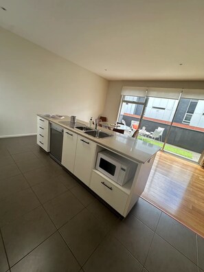 Fridge, microwave, oven, stovetop - **NEW listing** Bright Spacious two story Townhouse with double garage. (Clifton Hill)