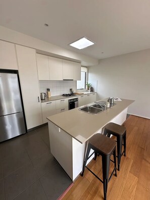 Kjøleskap, mikrobølgeovn, ovn og kokeplater