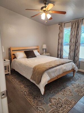 3 bedrooms, iron/ironing board, travel cot, free WiFi - Red Mesa house  (Page)