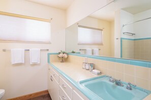 Dusche, Haartrockner, Handtücher