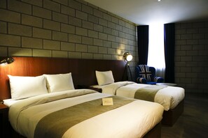 Habitación triple | Escritorio, sistema de insonorización, wifi gratis y ropa de cama