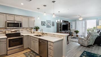 Réfrigérateur, micro-ondes, four, plaque de cuisson