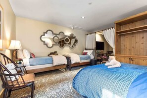 4 bedrooms, iron/ironing board, WiFi, bed sheets