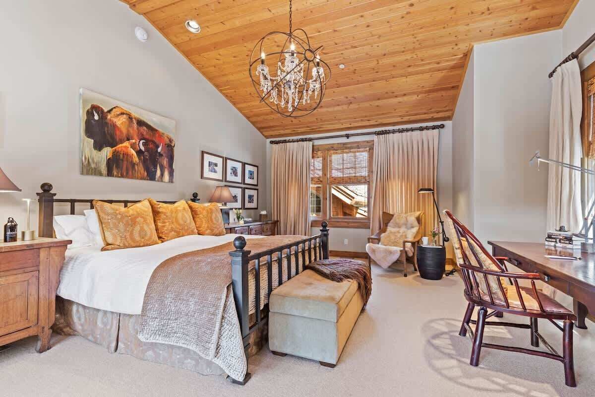 4 bedrooms, iron/ironing board, WiFi, bed sheets