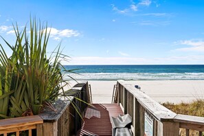 On the beach - Gorgeous Beach Front Condo! Pool and Hot Tub! Large Balcony with Beach Service* (Panama City Beach)