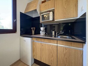 Fridge, microwave, oven, cookware/dishes/utensils
