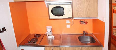 Kühlschrank, Ofen, Kochgeschirr/Geschirr/Besteck