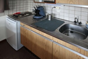 Fridge, microwave, oven, cookware/dishes/utensils - 6-person studio with direct access to the slopes (LES ORRES)