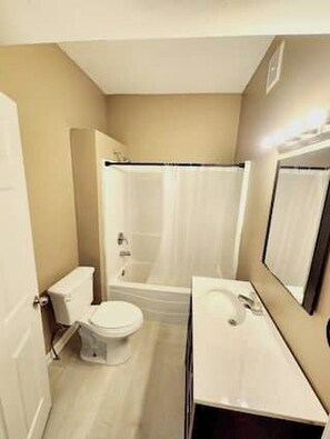 Dusj, hårføner og håndklær