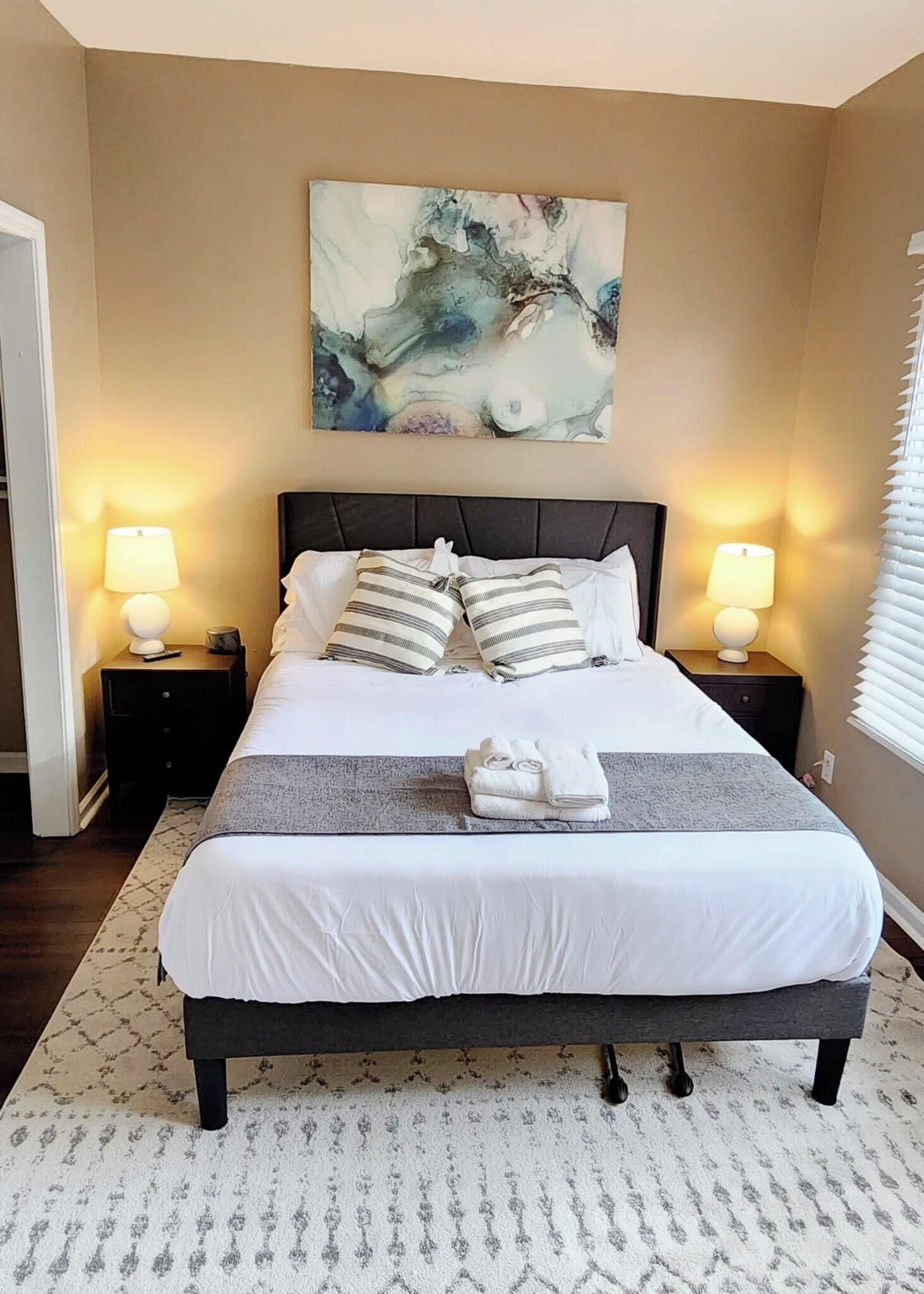 6 bedrooms, desk, WiFi, bed sheets