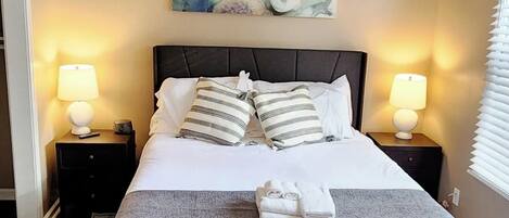 6 bedrooms, desk, WiFi, bed sheets