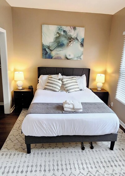 Spacious 6-Bedroom Retreat in Central Lafayette, Perfect for Groups & Families