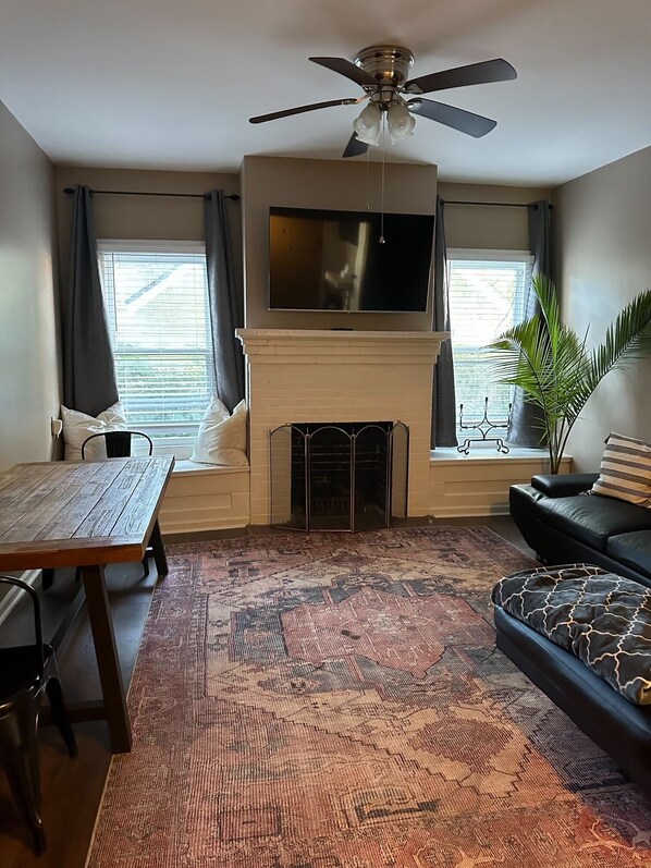 TV, offices - Spacious 6-Bedroom Retreat in Central Lafayette, Perfect for Groups & Families (Lafayette)