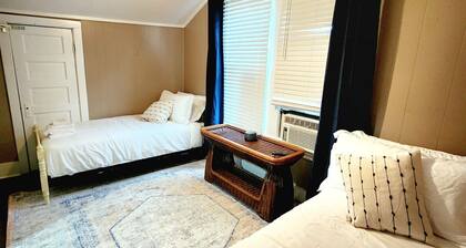 Spacious 6-Bedroom Retreat in Central Lafayette, Perfect for Groups & Families