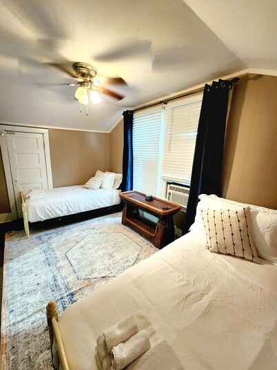 Spacious 6-Bedroom Retreat in Central Lafayette, Perfect for Groups & Families
