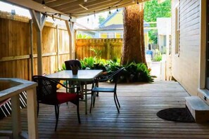 Outdoor dining - Clinton Street House: Your Lafayette Home Base (Lafayette)