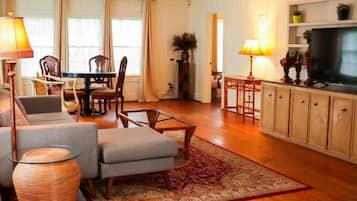 Een televisie en een kantoor