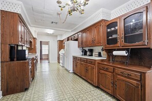 Fridge, microwave, oven, stovetop - Home Away From Home-4 BR Lafayette Stay in the Heart of Town (Lafayette)