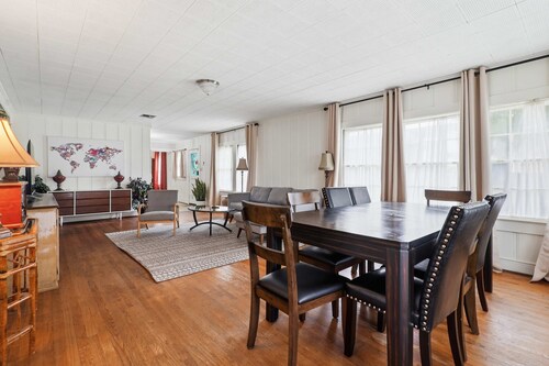 Home Away From Home-4 BR Lafayette Stay in the Heart of Town