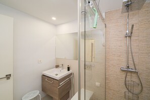 Douche, sĂšche-cheveux, serviettes fournies