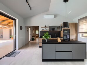 Kjøleskap, mikrobølgeovn, ovn og oppvaskmaskin