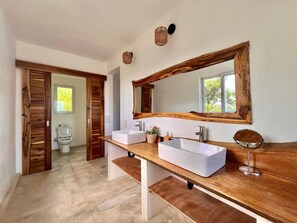 Regadera, secadora de cabello, toallas, papel de baño 