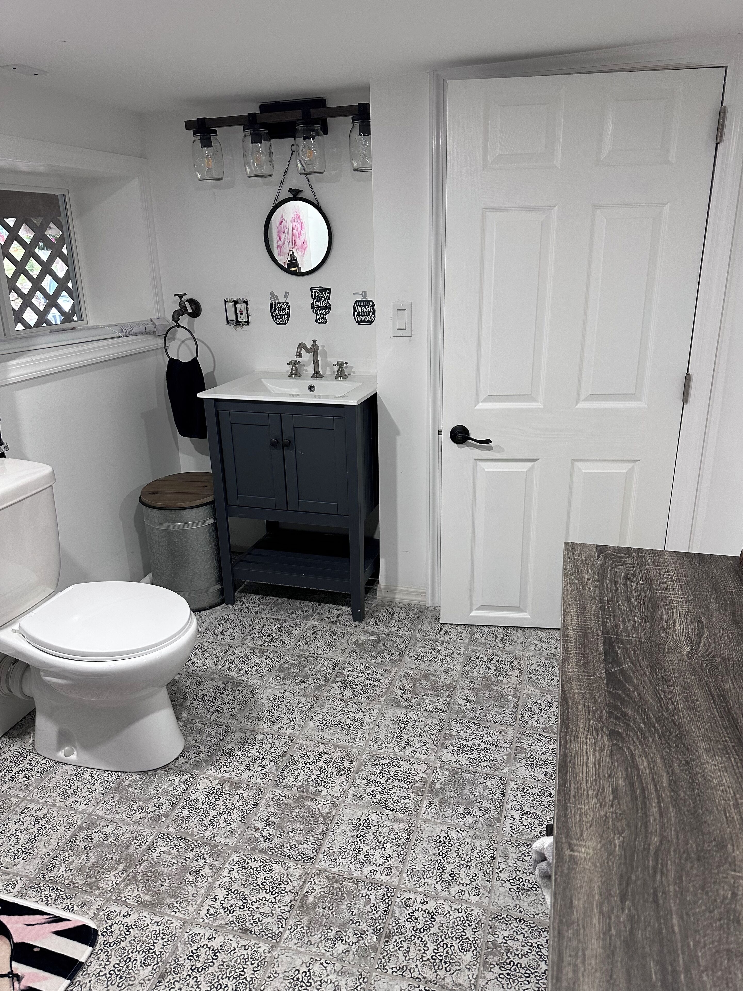 Douche, serviettes fournies, savon, papier toilette