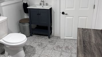 Een douche, handdoeken, zeep, toiletpapier